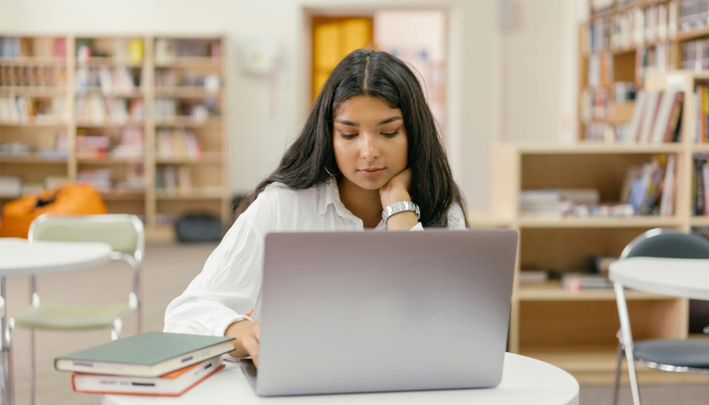 Learn how to find online jobs for students with no experience in this beginner’s guide. Discover tips, resources, and strategies to help you start earning money online as a student today.